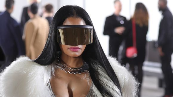 Nicki Minaj exposes breast at Paris Fashion Week