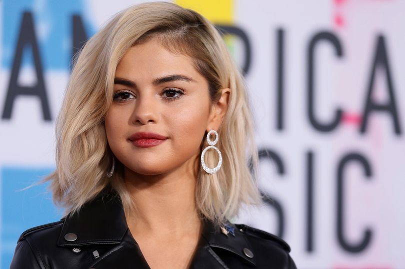 Selena Gomez debuts new platinum blonde hair at AMAs – and it’s a huge hit with boyfriend Justin Bieber