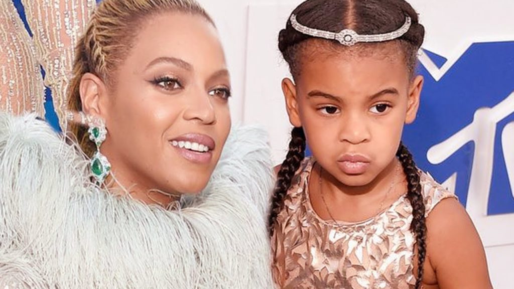 Beyonce dances with daughter Blue Ivy at Kendrick Lamar concert