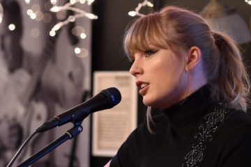 Taylor Swift gives SURPRISE Performance at first Bar she was discovered at